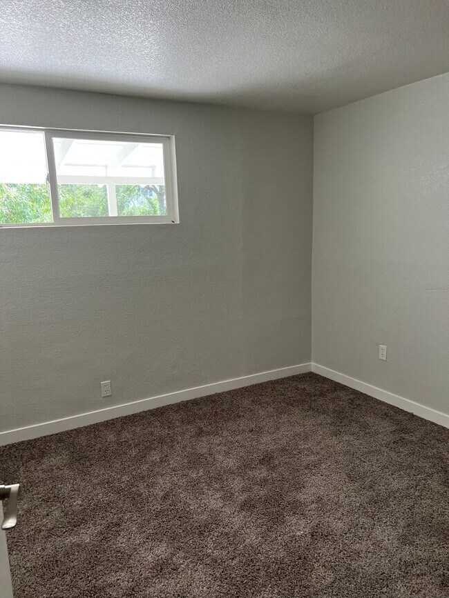 Building Photo - Welcome to this stunning 3-bedroom, 2-bath...