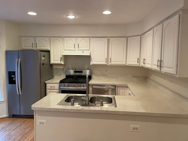 Kitchen - 6403 Knapsack Ln