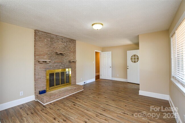 Building Photo - 2511 Woodstar Rd