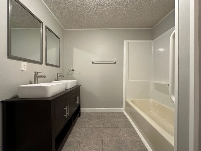 Building Photo - Beautiful 3 Bed / 2 Bath Two-Story Home