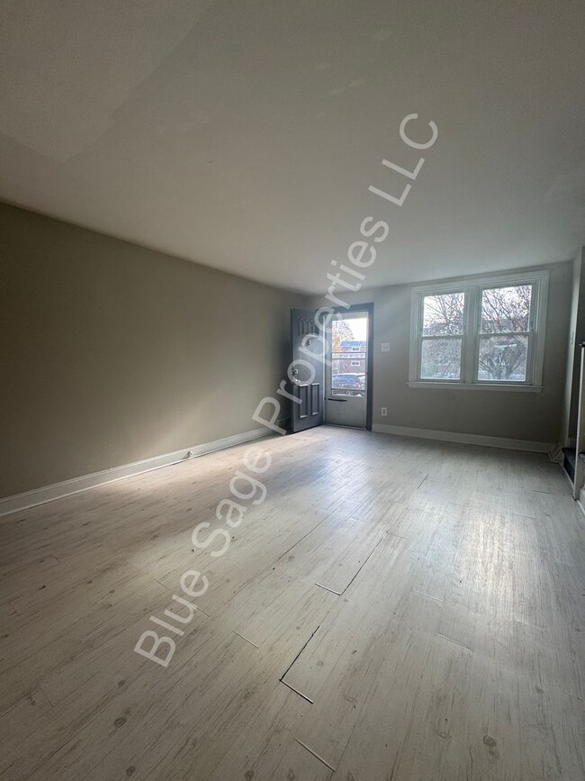 Building Photo - Beautiful 3 Bedroom, 1 Bath in Clifton Hei...