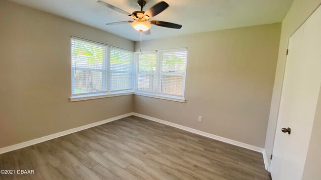 Building Photo - 914 N Wild Olive Ave