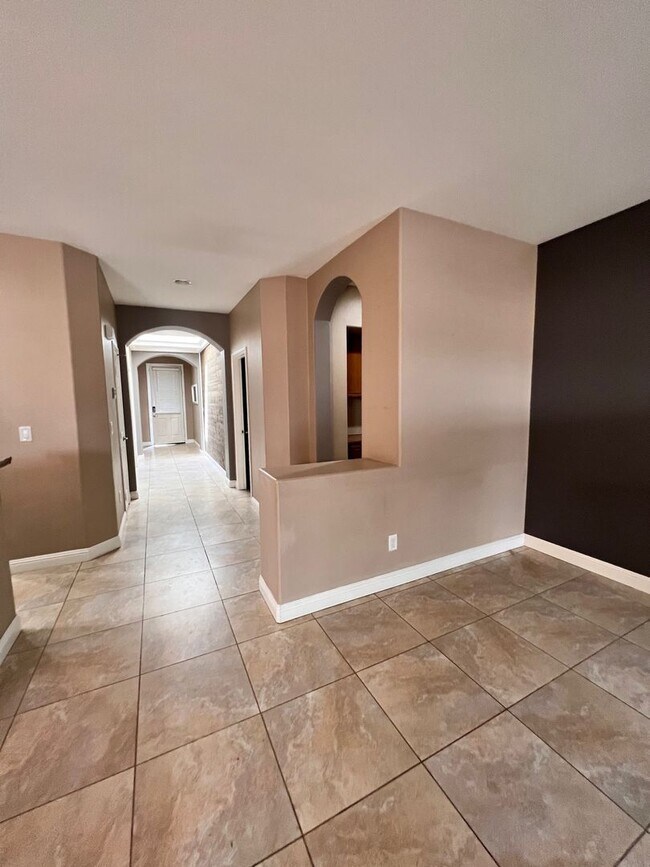 Building Photo - Gorgeous 1 story single home, 3 beds, 2 ba...