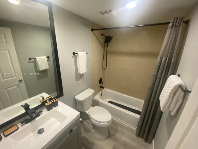 Building Photo - 10350 W Bay Harbor Dr