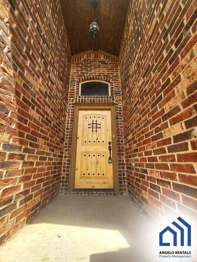Building Photo - SPACIOUS 3 bedroom 2 bath home with fireplace AVAILABLE NOW!