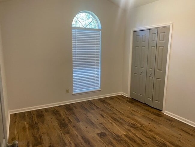 Building Photo - 3 bedroom, 2 bath; County Schools!