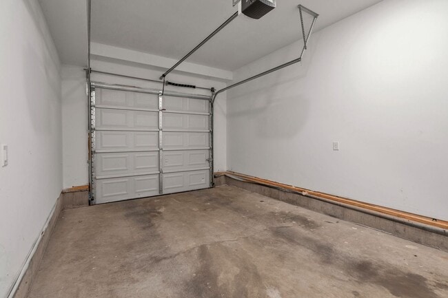 Building Photo - Modern Living In East Nashville!