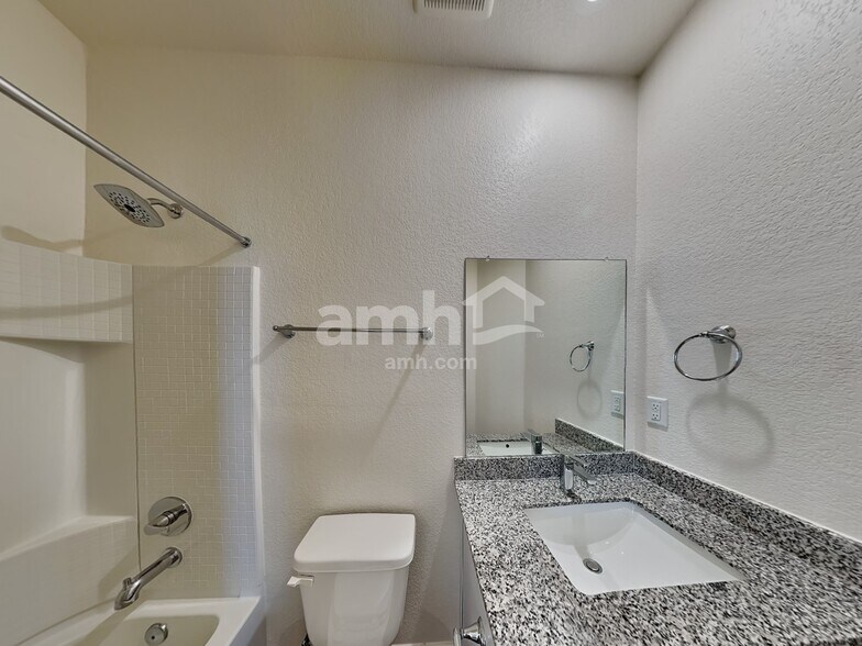 Building Photo - 421 Pebble Bend