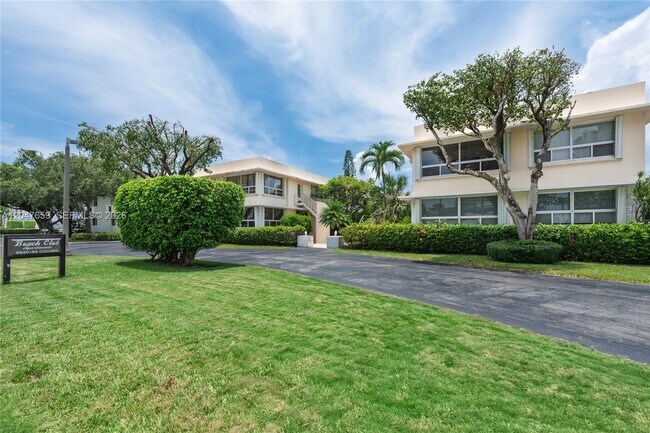 Building Photo - 9940 Collins Ave