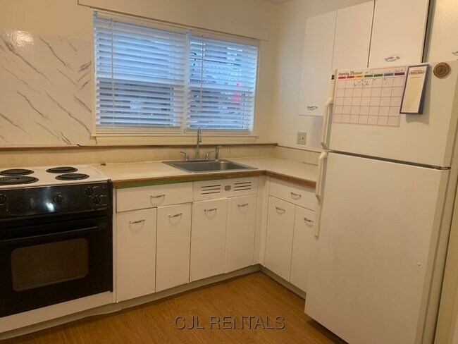 Building Photo - 7 Spruce St