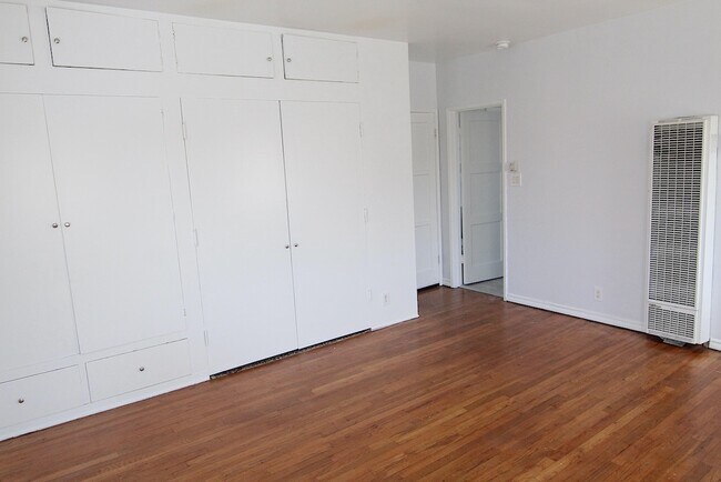 Building Photo - 9217 Alcott St