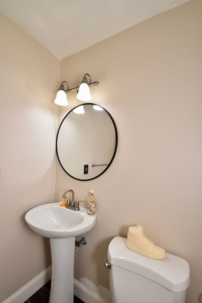 Building Photo - Spacious 4 Bed Murray Home with Huge Private Yard!