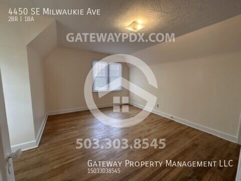 Building Photo - 4450 SE Milwaukie Ave
