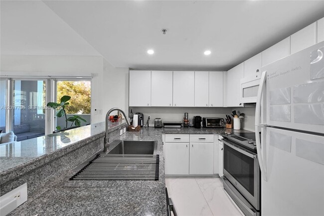 Building Photo - 2740 SW 28th Terrace