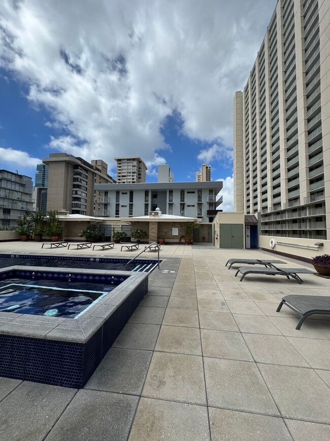 Building Photo - 1 Bed 1 Bath renovated with parking at Alo...