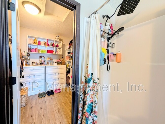 Building Photo - 5286 Greenwood Dr