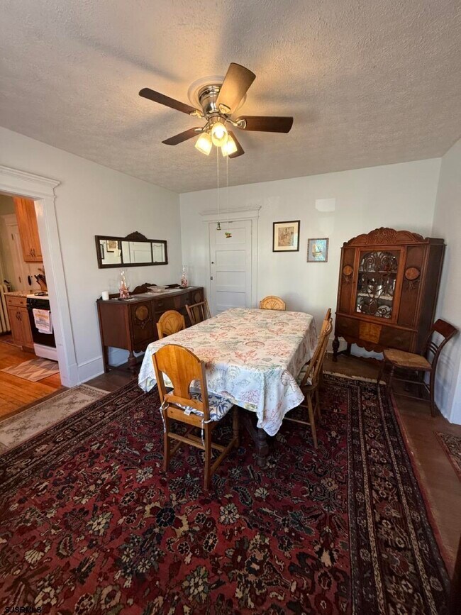 Building Photo - 135 N Avolyn Ave