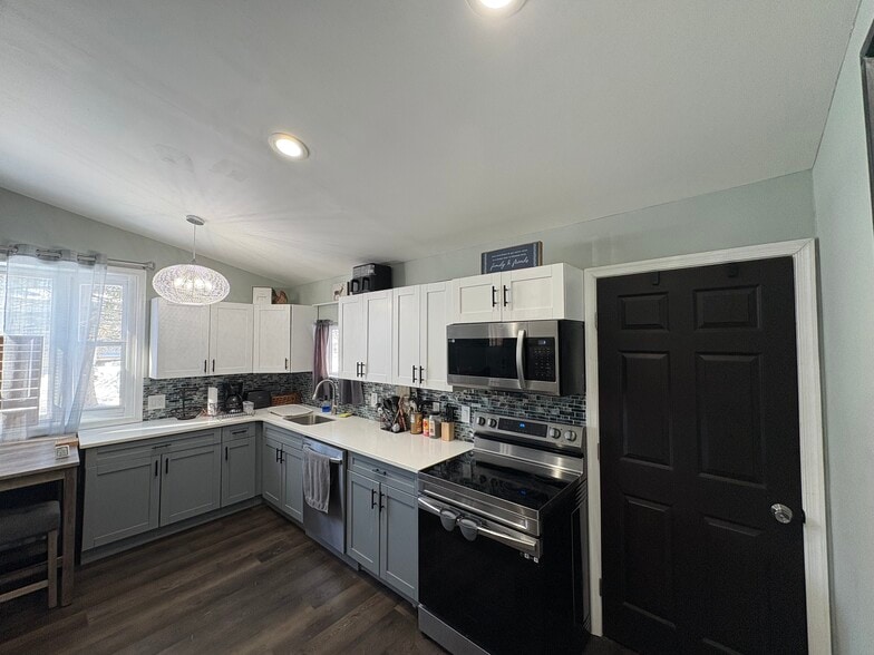 Kitchen - 3311 Woodland Dr