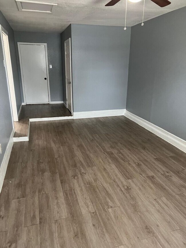 Building Photo - $0 First Month's Rent / $0 Deposit at Move-in