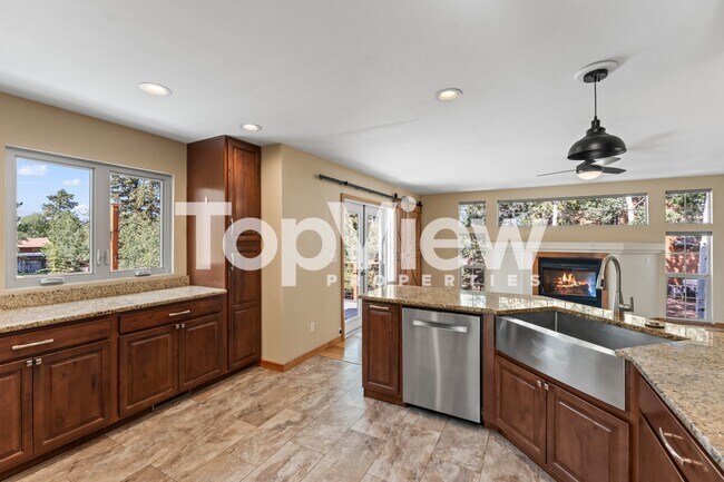 Building Photo - 2205 Valley View Dr