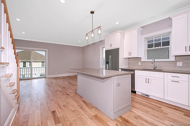 Building Photo - 113 Gainsborg Ave E