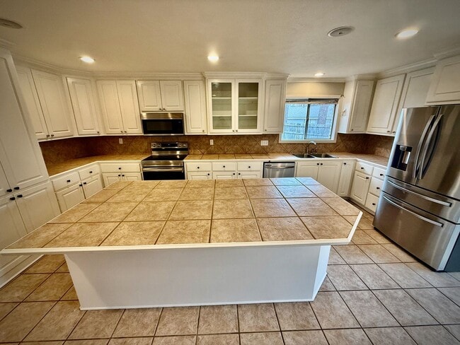 Building Photo - Great 3 BR home by the Reservoir