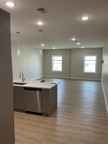 Building Photo - 26 Elm St