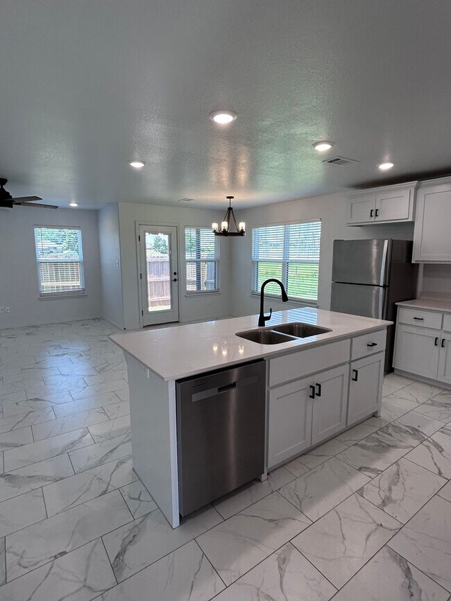Building Photo - COX-NORTHRIDGE DR-2