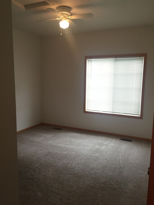 Building Photo - Beautiful 2 Bedroom + Loft Townhome in Lov...