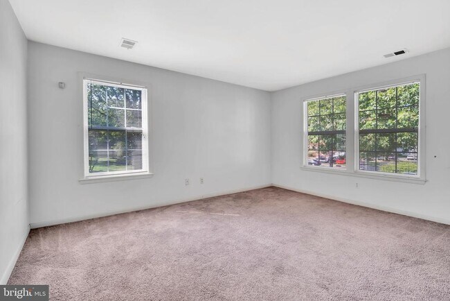 Building Photo - 302 Trinity Ct