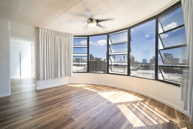 Building Photo - $2300  1 bd 2 ba 1 pkg -1447 Kewalo #705