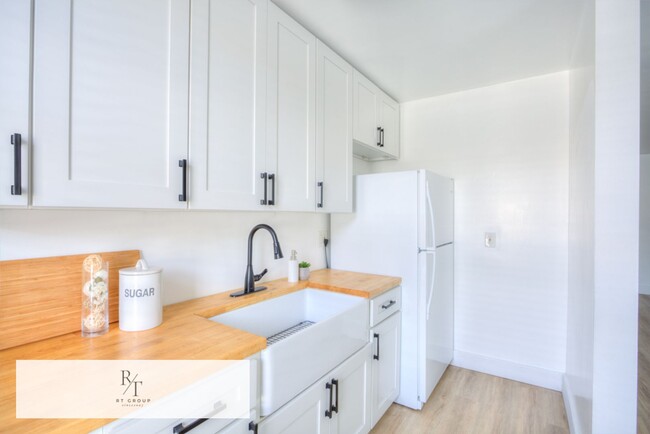 Building Photo - Remodeled 1-Bedroom Condo in Prime Hancock...