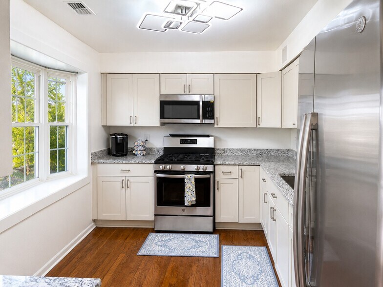 Building Photo - 1012 James Madison Cir