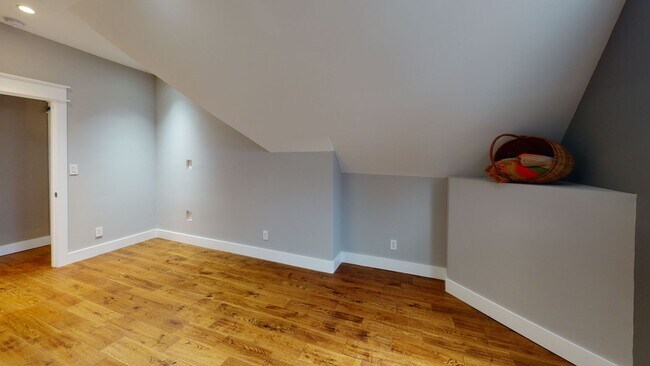 Building Photo - 5BR/3BA Unit in Fort Sanders Duplex | Walk...