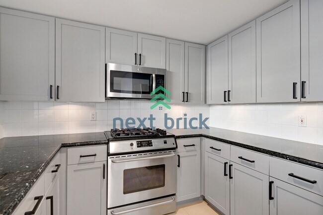 Building Photo - Stunning 2-Bed Corner Condo with Water and Mountain Views