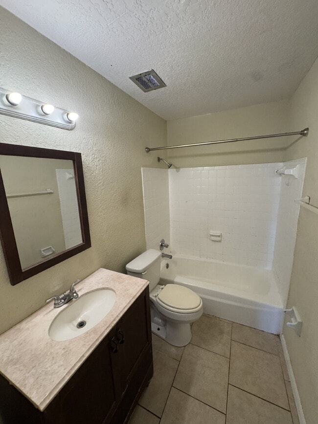 Building Photo - "Spacious 4-Bedroom Oasis with 2 Baths in Tampa – Your Perfect Family Retreat!"