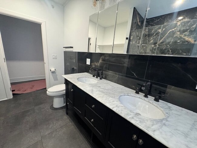 Building Photo - 775 University Ave