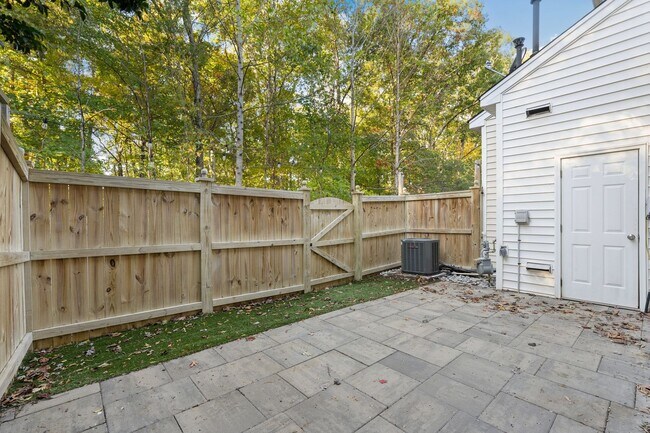 Building Photo - 3 Bedroom, 2.5 Bathroom Townhouse with Fen...