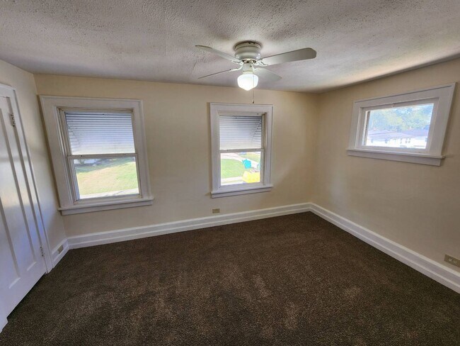 Building Photo - Charming 3-Bedroom Property In Prime location