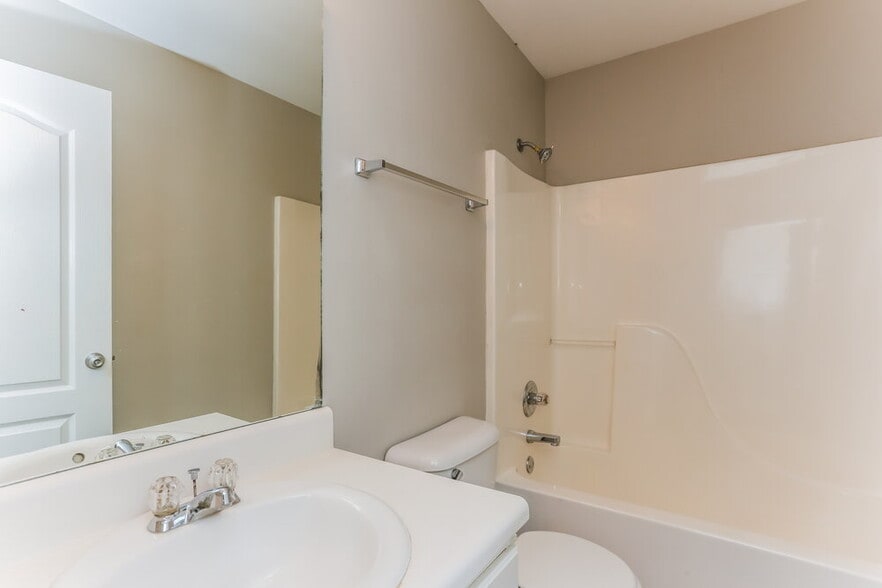 Building Photo - 4809 Camelot Dr