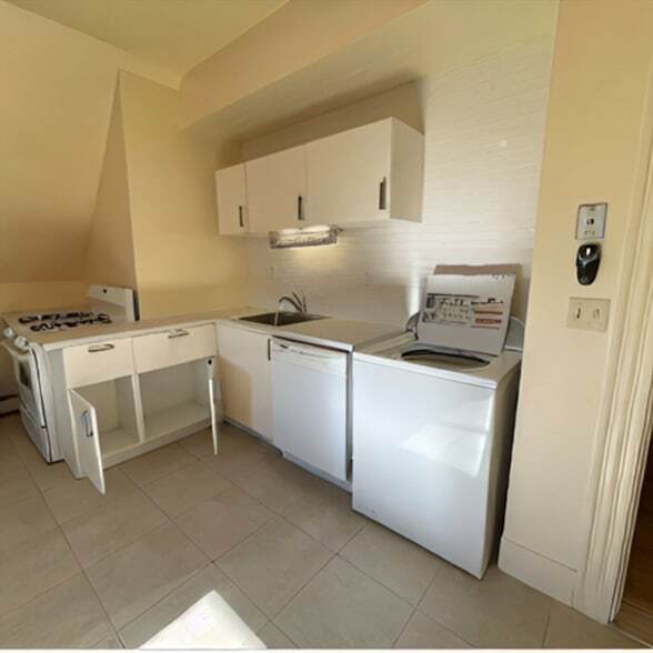 Building Photo - 92 Thurston St