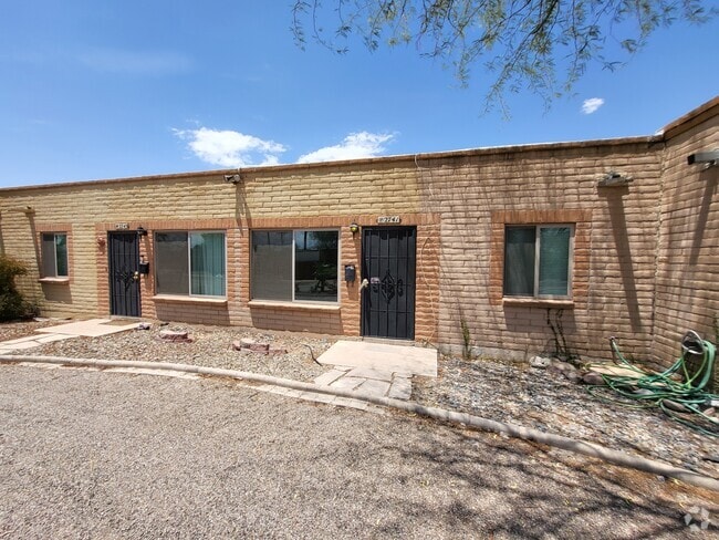 Building Photo - 2741 N Treat Ave