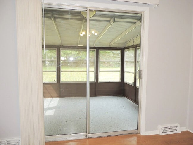Building Photo - 3 Bed - 1.5 Bath Ranch for Rent in Richmond Heights!