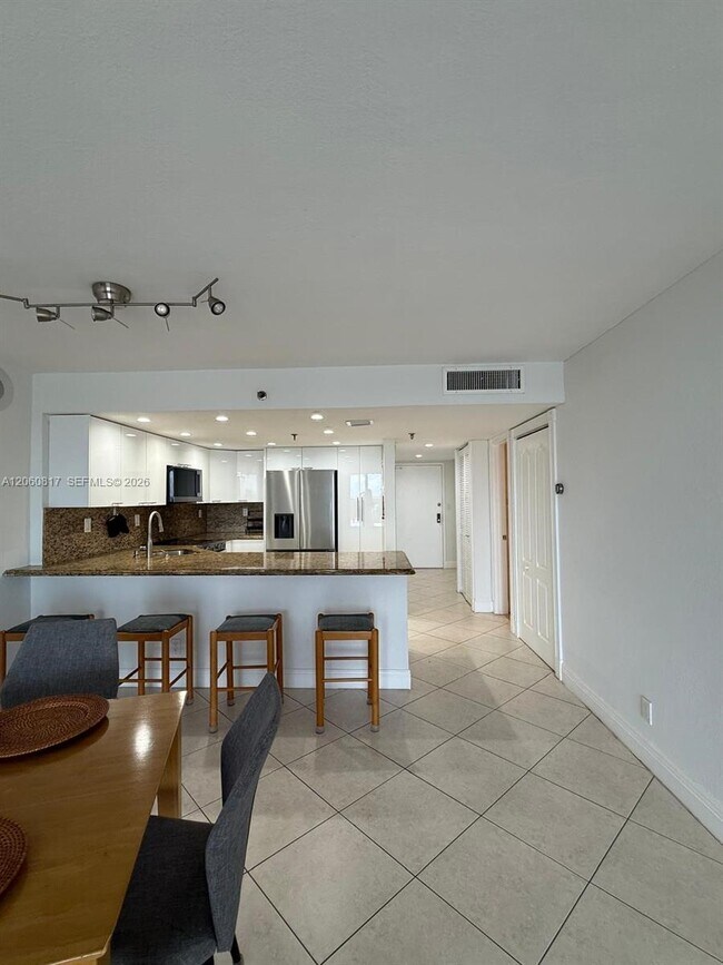 Building Photo - 2625 Collins Ave