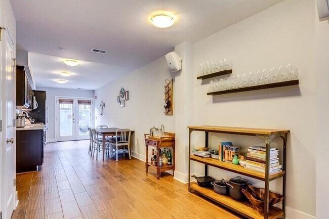 Building Photo - Amazing 2 Bedroom, 2 Full Bathroom 14th St Apartment with Secure Parking!