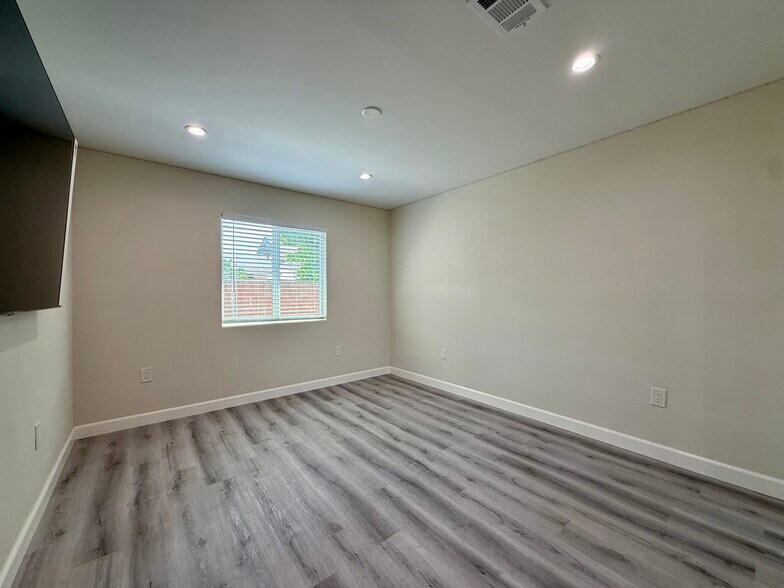 Secondary bedroom 2 - 1141 W 49th St