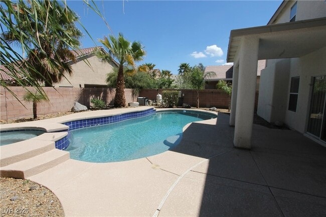 Building Photo - 2586 Highland Cliff Dr