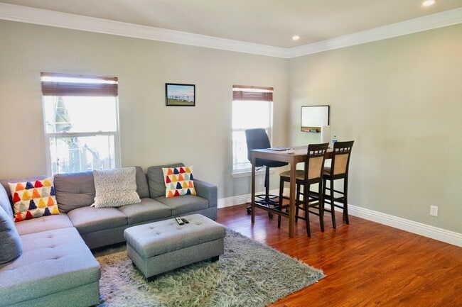 Building Photo - Modern House Near Downtown