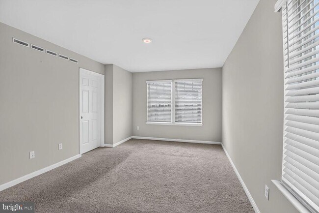 Building Photo - 184 College Dr