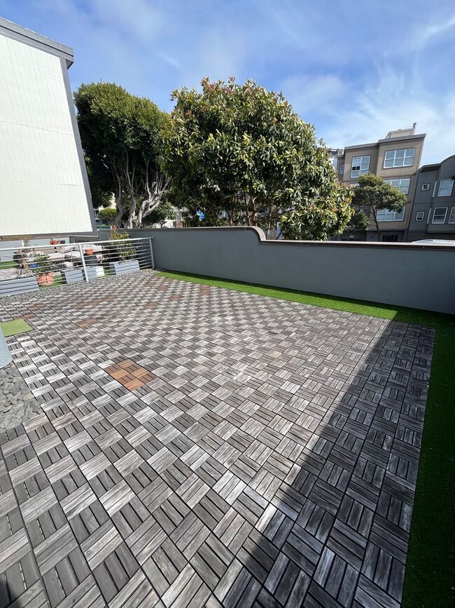 Building Photo - Beautiful 2BR/1BA with Large Private Patio, Parking & Shared Rooftop Deck in Marina
